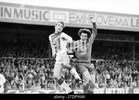 Football match Haarlem-Ajax, 16-04-1979, Whizgle News from the Past, Tailored for the Future. Explore historical narratives, Dutch The Netherlands agency image with a modern perspective, bridging the gap between yesterday's events and tomorrow's insights. A timeless journey shaping the stories that shape our future Stock Photo