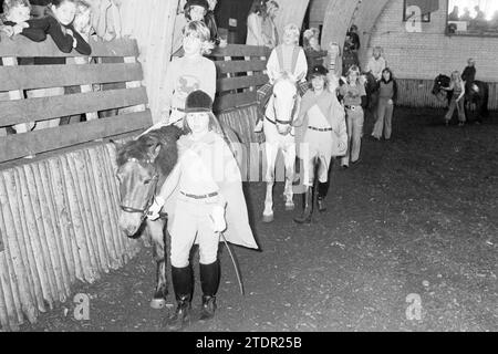 Horse riding in riding school Heemskerk, Manege, 22-09-1974, Whizgle News from the Past, Tailored for the Future. Explore historical narratives, Dutch The Netherlands agency image with a modern perspective, bridging the gap between yesterday's events and tomorrow's insights. A timeless journey shaping the stories that shape our future Stock Photo