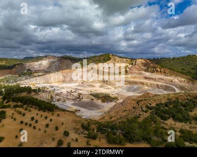 Aerial view of the Son Amat quarry, in the municipality of Porreres (Mallorca, Balearic Islands, Spain) ESP: Vista aérea de la cantera de Son Amat Stock Photo