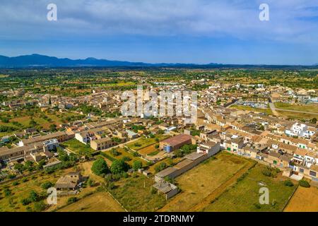 Aerial view of the town of Algaida on a spring afternoon (Mallorca, Balearic Islands, Spain) ESP: Vista aérea del pueblo de Algaida en una tarde Stock Photo