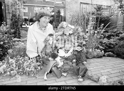 Portrait of a woman in a garden with four character dolls, 06-09-1989, Whizgle News from the Past, Tailored for the Future. Explore historical narratives, Dutch The Netherlands agency image with a modern perspective, bridging the gap between yesterday's events and tomorrow's insights. A timeless journey shaping the stories that shape our future Stock Photo