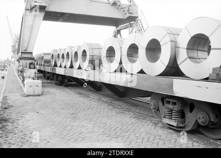 Flat train wagons with steel coils from the blast furnaces in the port, 08-01-1988, Whizgle News from the Past, Tailored for the Future. Explore historical narratives, Dutch The Netherlands agency image with a modern perspective, bridging the gap between yesterday's events and tomorrow's insights. A timeless journey shaping the stories that shape our future Stock Photo