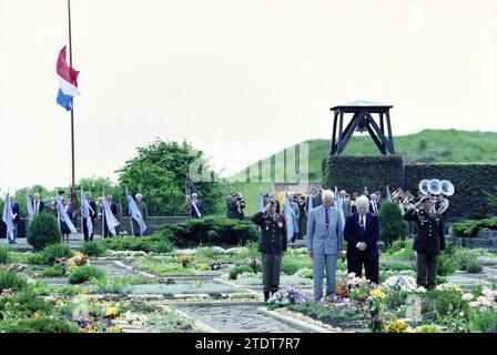 May 10 commemoration, Overveen, Overveen, 09-05-1999, Whizgle News from the Past, Tailored for the Future. Explore historical narratives, Dutch The Netherlands agency image with a modern perspective, bridging the gap between yesterday's events and tomorrow's insights. A timeless journey shaping the stories that shape our future Stock Photo