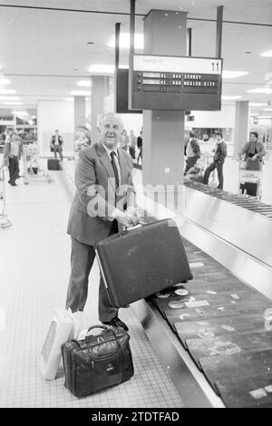 Arrival and press conference VNO chairman of. Veen in Schiphol, Press conference, Schiphol, 11-02-1984, Whizgle News from the Past, Tailored for the Future. Explore historical narratives, Dutch The Netherlands agency image with a modern perspective, bridging the gap between yesterday's events and tomorrow's insights. A timeless journey shaping the stories that shape our future Stock Photo