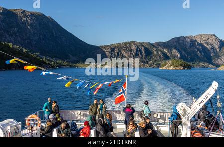 Stavanger, Norway, personas en la cubierta de un barco disfrutando del paisaje en el Fiordo de la Luz o Lysefjord Stock Photo