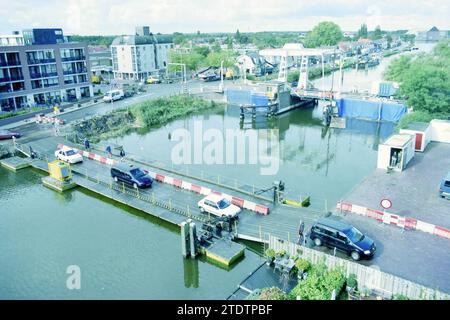 Emergency bridge Ringvaart Zwanenburg, Zwanenburg, 28-09-2003, Whizgle News from the Past, Tailored for the Future. Explore historical narratives, Dutch The Netherlands agency image with a modern perspective, bridging the gap between yesterday's events and tomorrow's insights. A timeless journey shaping the stories that shape our future Stock Photo