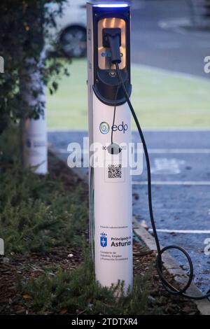 Paredes, Asturias, Spain. 19th Dec, 2023. Paredes, Spain, December 19, 2023: An electric vehicle charging point in operation during ANFAC reports that more than 25% of charging points for electric cars are not working, on December 19, 2023, in Paredes, Spain. (Credit Image: © Alberto Brevers/Pacific Press via ZUMA Press Wire) EDITORIAL USAGE ONLY! Not for Commercial USAGE! Stock Photo