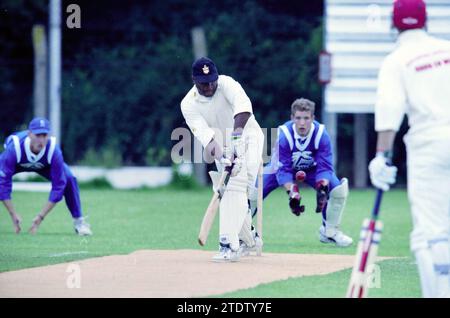 Cricket, Red and White - Kampong, 24-06-2000, Whizgle News from the Past, Tailored for the Future. Explore historical narratives, Dutch The Netherlands agency image with a modern perspective, bridging the gap between yesterday's events and tomorrow's insights. A timeless journey shaping the stories that shape our future Stock Photo