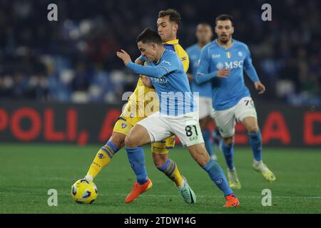 Naples, Italy. 19th Dec, 2023. Frosinone's Spanish defender Pol Lirola challenges for the ball with SSC Napoli's Italian forward Giacomo Raspadori during Coppa Italia round of 16 soccer match between SSC Napoli vs Frosinone at the Diego Armando Maradona Stadium in Naples, southern Italy, on December 19, 2023. Credit: Independent Photo Agency/Alamy Live News Stock Photo