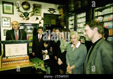 Mayor Pop at drugstore Van der Pigge due to appointment as court supplier and Lennaert Nijgh who has completed his book 'With Open Mouth' about the history of this business., Haarlem, Gierstraat 3, The Netherlands, 02-03-1999, Whizgle News from the Past, Tailored for the Future. Explore historical narratives, Dutch The Netherlands agency image with a modern perspective, bridging the gap between yesterday's events and tomorrow's insights. A timeless journey shaping the stories that shape our future Stock Photo