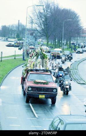 Funeral Hells Angel in Haarlem, Haarlem, The Netherlands, 27-02-2000, Whizgle News from the Past, Tailored for the Future. Explore historical narratives, Dutch The Netherlands agency image with a modern perspective, bridging the gap between yesterday's events and tomorrow's insights. A timeless journey shaping the stories that shape our future Stock Photo