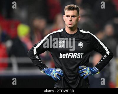 ANTWERP - Royal Antwerp FC goalkeeper Ortwin de Wolf during the UEFA Champions League group H match between Royal Antwerp FC and FC Barcelona at the Bosuil Stadium on December 13, 2023 in Antwerp, Belgium. ANP | Hollandse Hoogte | GERRIT VAN COLOGNE Stock Photo