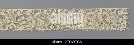 Strip bobbin with volutes, anonymous, c. 1910 - c. 1930 Strip natural -colored bobbin, possibly Flemish guipure. Symmetrical pattern with volutes of which three, four and five-leaf flowers spring. Several braided bars of bars with picots around the motifs. A honeycomb land within the motives. The top is finished with a straight edge. The bottom is finished with triangles built from arches. Belgium  bobbin lace / Flemish guipure lace Strip natural -colored bobbin, possibly Flemish guipure. Symmetrical pattern with volutes of which three, four and five-leaf flowers spring. Several braided bars o Stock Photo