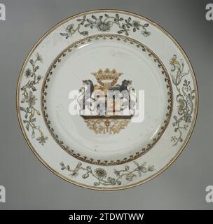 Plate with a crowned coat of arms with a lion on either side, anonymous, c. 1725 - c. 1749 Porcelain plate, painted on the glaze in red, black and gold. On the flat a family crest divided into four parts: 1. and 4. A prancing deer; 2. and 3. Three crosses against a gray soil. The weapon is flanked by two lions. At the top a mask and a crown with flowers. Under the weapon leaf vines. A Spearhead border on the wall; The edge with four flower branches. Two cracks and a chip in the edge. Weapon porcelain in Encre de Chine. China porcelain. glaze. gold (metal) painting / gilding / vitrification Por Stock Photo