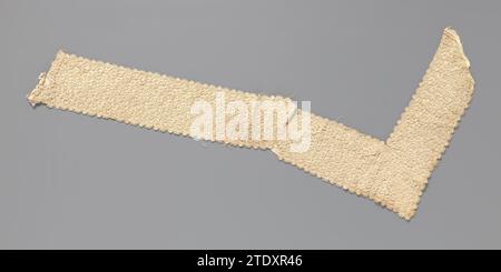 Machinial side with a lining of cream-colored ribbed silk with moiré pattern, Anonymous, 1900 Section of natural -colored machine side: Etskant. The side imitates the needle side: Venetian rosezant. Three strips are sewn together, with two strips being sewn on top of each other. The longest strip is sewn from these corner strips with a kink and has four metal hooks at the end, to confirm to an eye. Lined with a wide ribbon of cream-colored ribbed silk with moiré pattern. A piece of lila cream-colored striped side is sewn between the hem on which the hooks are sewn. Switzerland (possibly) Side: Stock Photo
