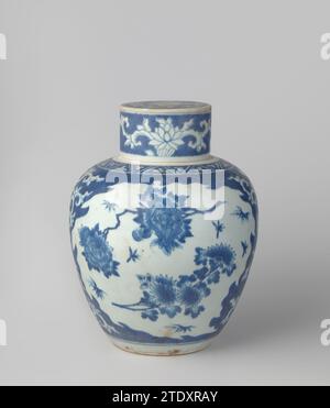 Ovoid covered jar with flower sprays and floral scrolls, anonymous, c. 1645 Egg -shaped lid pot of porcelain, painted in underlaze blue. The belly is covered with 'crackled ice' containing spared lotus vines, pearls and two large, leaf -shaped cartouches. In the cartouches two flower branches (peony, chrysanthemum, magnolia, hydrangea) and bamboo leaves or insects. On the shoulder a band with triangles in blue with a motif saved in it. Coming from the 'Hatcher Jonk' who fared around 1645. Old label on the bottom with 'The Hatcher Collection/ Christie's Amsterdam/ 14-03-1984'. Transitional porc Stock Photo