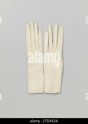 Two pairs of gloves with buttons, anonymous, c. 1900 - c. 1925 Left glove of white chamois leather with three mother -of -pearl. Decorated on the back of the hand with three stitched thickened lines. Knee geheel: chamois (animal material). knoop: mother of pearl Left glove of white chamois leather with three mother -of -pearl. Decorated on the back of the hand with three stitched thickened lines. Knee geheel: chamois (animal material). knoop: mother of pearl Stock Photo