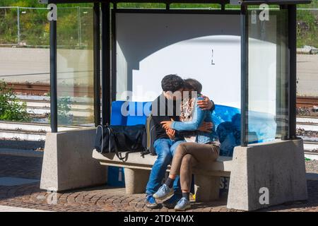 Franzensfeste (Fortezza): kissing couple on railway station bench in South Tyrol, Trentino-South Tyrol, Italy Stock Photo