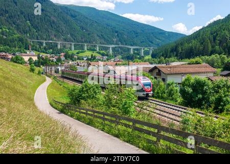 Gossensaß (Colle Isarco): freeway bridge Gossensaß-Viadukt (Viadotto Colle Isarco), Brenner Railway, bicycle way Radroute 1 „Brenner–Salurn“, cyclist Stock Photo