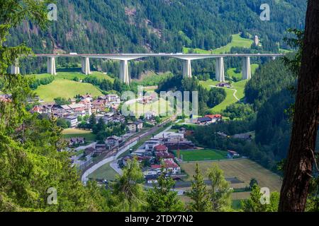 Gossensaß (Colle Isarco): freeway bridge Gossensaß-Viadukt (Viadotto Colle Isarco), Brenner Railway, village Gossensaß (Colle Isarco) in South Tyrol, Stock Photo