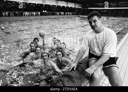 Water polo team, Rapido 82, 30-11-1993, Whizgle News from the Past, Tailored for the Future. Explore historical narratives, Dutch The Netherlands agency image with a modern perspective, bridging the gap between yesterday's events and tomorrow's insights. A timeless journey shaping the stories that shape our future. Stock Photo