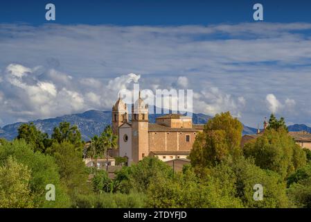 Church of Sant Cosme i Sant Damià in the town of Pina (Algaida), on a spring morning. In the background, the Puig de Santa Magdalena (Mallorca, Spain) Stock Photo