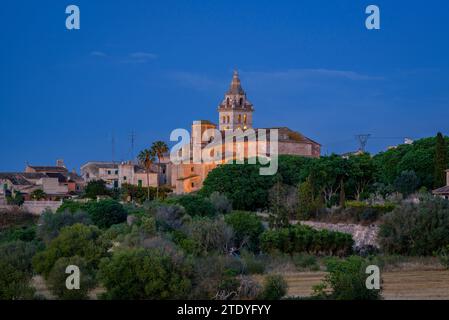 Church of Sant Pere of Sencelles on a spring twilight and night (Majorca, Balearic Islands, Spain) ESP: Iglesia Sant Pere de Sencelles en un atardecer Stock Photo