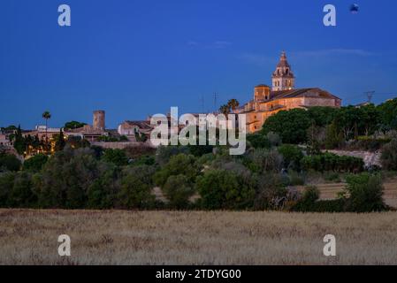 Church of Sant Pere of Sencelles on a spring twilight and night (Majorca, Balearic Islands, Spain) ESP: Iglesia Sant Pere de Sencelles en un atardecer Stock Photo