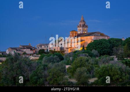 Church of Sant Pere of Sencelles on a spring twilight and night (Majorca, Balearic Islands, Spain) ESP: Iglesia Sant Pere de Sencelles en un atardecer Stock Photo