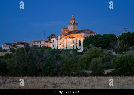 Church of Sant Pere of Sencelles on a spring twilight and night (Majorca, Balearic Islands, Spain) ESP: Iglesia Sant Pere de Sencelles en un atardecer Stock Photo