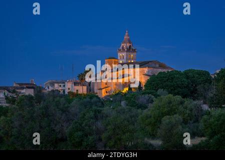 Church of Sant Pere of Sencelles on a spring twilight and night (Majorca, Balearic Islands, Spain) ESP: Iglesia Sant Pere de Sencelles en un atardecer Stock Photo