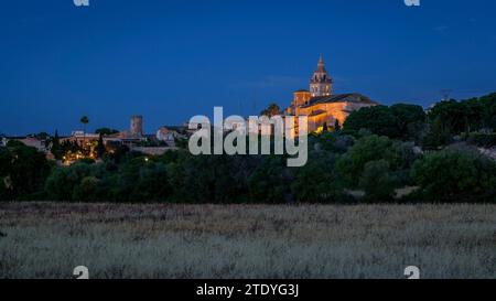 Church of Sant Pere of Sencelles on a spring twilight and night (Majorca, Balearic Islands, Spain) ESP: Iglesia Sant Pere de Sencelles en un atardecer Stock Photo