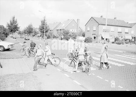 Traffic sergeants or crossing guards allow children to cross at the zebra crossing, Traffic, safe traffic, Driehuis, Van den Vondellaan, 14-09-1972, Whizgle News from the Past, Tailored for the Future. Explore historical narratives, Dutch The Netherlands agency image with a modern perspective, bridging the gap between yesterday's events and tomorrow's insights. A timeless journey shaping the stories that shape our future. Stock Photo