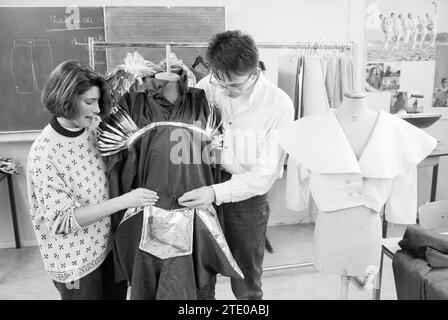 Young man and young woman with two dressed mannequins, Tetterode fashion school, Haarlem, The Netherlands, 07-03-1989, Whizgle News from the Past, Tailored for the Future. Explore historical narratives, Dutch The Netherlands agency image with a modern perspective, bridging the gap between yesterday's events and tomorrow's insights. A timeless journey shaping the stories that shape our future. Stock Photo