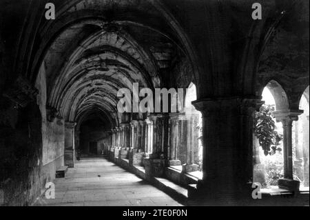 Tuy (Pontevedra), 1928. Gothic style cloister of the Santa María cathedral. Credit: Album / Archivo ABC Stock Photo