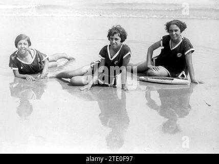 Santander. 1927. Three young people enjoying themselves on the shores of El Sardinero beach. Credit: Album / Archivo ABC / Samot Stock Photo