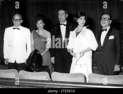 Cannes (France), February 1962. The Spanish delegation at the Cannes festival, with 'Plácido.' From left From left to right: Alfredo Matas, Amparo Soler Leal, Luis G. Berlanga, his wife and the actor José Luis López Vázquez. Credit: Album / Archivo ABC Stock Photo