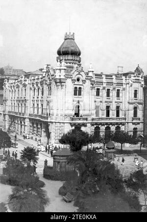 The sumptuous municipal palace that has just been solemnly inaugurated.-Approximate date.-the municipal palace is located in the Plaza de Becedo.-the original building consisted of half of the current one. Inaugurated on September 15, 1907. Luis Martínez Fernández being mayor, The project was carried out in 1897 by the architect Julio Martínez Zapata, who won second prize at the national exhibition of Fine Arts. The works cost 600,000 Pesetas, at that time the square was not that of the Town Hall, but was called Pi I Maragall. The building was expanded later. Its Russian-inspired onion-shaped Stock Photo