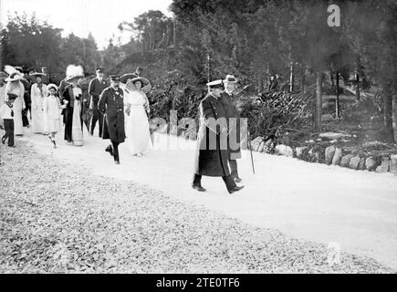 03/31/1912. The recent trip of the Emperor of Germany. Kaiser Wilhelm II (X) in the Brioni Park, after his interview with the Hereditary Archduke of Austria Franz Ferdinand. Credit: Album / Archivo ABC / Charles Trampus Stock Photo
