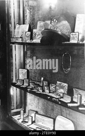 10/11/1935. Showcase Containing Some Jewelry, among them the diadem that she wore during the Ceremony, which Mrs. María de las Mercedes de Borbón y Orleans received as a gift, on the occasion of her Marriage - photo Orrios. Credit: Album / Archivo ABC / Orrios Stock Photo