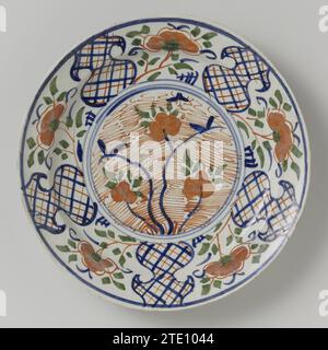 Bord, anonymous, c. 1760 - c. 1790 Round plate of multi -colored painted faience, with a circle in the middle with multicolored flowers on a red shaded behind. The edge has five vase -shaped compartments, each compartment is alternated with a flower in the colors red, green and blue. Delft earthenware. tin glaze. Round plate of multi -colored painted faience, with a circle in the middle with multicolored flowers on a red shaded behind. The edge has five vase -shaped compartments, each compartment is alternated with a flower in the colors red, green and blue. Delft earthenware. tin glaze. Stock Photo