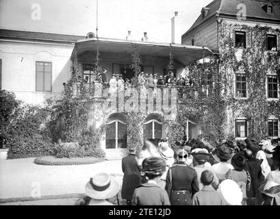 09/30/1911. Wedding of Princes in Austria-Hungary the newlyweds, Princess Zita of Bourbon of Parma and Archduke Charles Franz Joseph of Austria at the Schwarzau Palace. Credit: Album / Archivo ABC / Charles Trampus Stock Photo