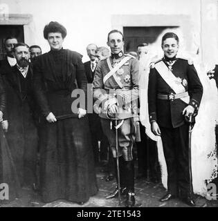 12/31/1908. King D. Alfonso XIII, in the center, with King D. Manuel II of Portugal and the Queen Mother, Dª Amelia de Orleans. Credit: Album / Archivo ABC / Joshua Benoliel Stock Photo