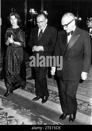 03/17/1978. Royal Palace: dinner in honor of the Governor General of Canada. The vice president for Defense Affairs, Lieutenant General Gutiérrez Mellado, talks with the general secretary of the PC, Santiago Carrillo and his wife. Credit: Album / Archivo ABC / Manuel Sanz Bermejo Stock Photo