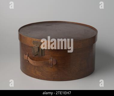 Round hat case, brown, lacquered wood with a lock of copper and a leather handle, anonymous, c. 1940 Round hat case, brown, lacquered wood with a lock of copper and a leather handle. There is a linen of linen in the suitcase. Netherlands Wood (plant material). Closure: Copper (Metal). Handle: Leather. Hat aid: Linen (Material) lacquering Round hat case, brown, lacquered wood with a lock of copper and a leather handle. There is a linen of linen in the suitcase. Netherlands Wood (plant material). Closure: Copper (Metal). Handle: Leather. Hat aid: Linen (Material) lacquering Stock Photo
