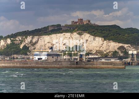 Fähren im Hafen, Burg und die Kreidefelsen von Dover, Kent, England, Großbritannien, Europa  |  Ferrys at the Port of Dover, Castle and the White Clif Stock Photo