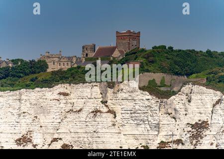 Die Burg Dover Castle und die Kreidefelsen von Dover, Kent, England, Großbritannien, Europa  |   Dover Castle and the White Cliffs of Dover, Kent, Eng Stock Photo