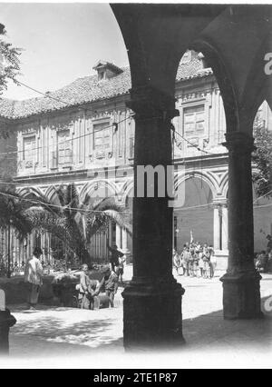 12/31/1919. Patio of the old convent of Santo Domingo (today the Men's Hospice). Credit: Album / Archivo ABC / Quesada Mesa Stock Photo