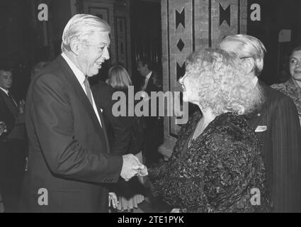 Seville, 12/14/1991. The Duchess of Alba Cayetana Fitz James Stuart, received a tribute from ABC during a dinner held at the Alfonso XIII hotel in Seville, for having been designated 'Andalusian of the year'. Together with the Duchess of Alba, the president of the Junta de Andalucía and Mrs. de Chaves and the president-editor of Spanish Press, Guillermo Luca de Tena, occupied the presidency. Credit: Album / Archivo ABC / Juan Manuel Serrano Becerra,Díaz Japón Stock Photo
