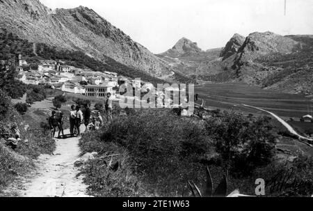 12/31/1951. General view of the town of Benaojan and the beginning of the pool cave. Credit: Album / Archivo ABC / Francisco Hernández Pacheco Stock Photo